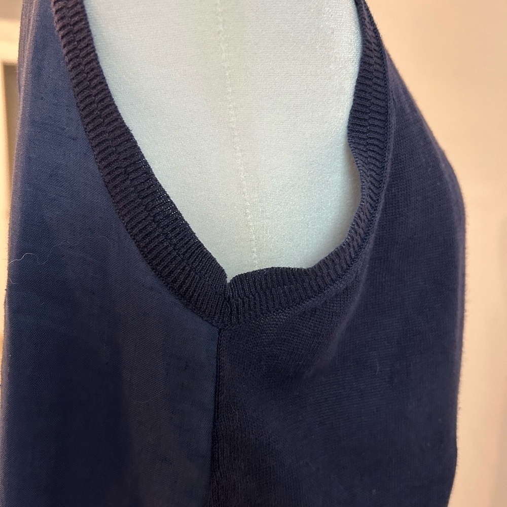 Foxcroft Linen and Cotton Sleeveless Tank Top, button detail, size Medium Navy - Picture 6 of 11